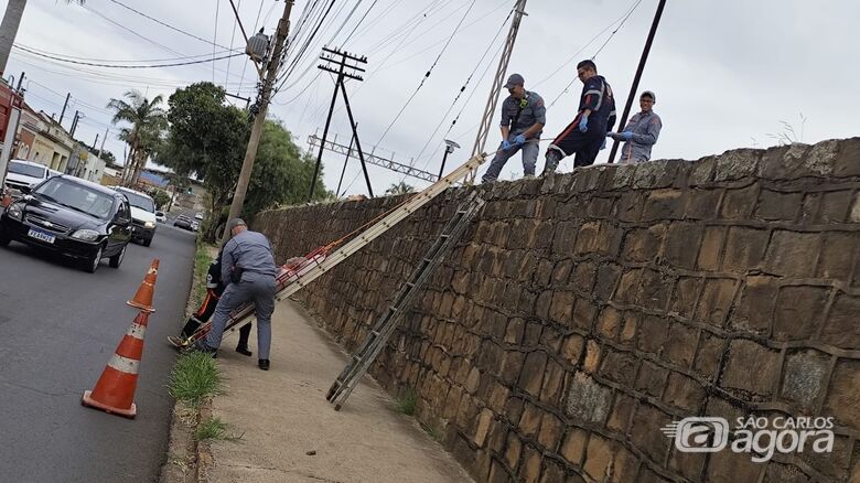 Idoso é resgatado após ser encontrado desorientado próximo à linha férrea em São Carlos  - Crédito: Maycon Maximino 