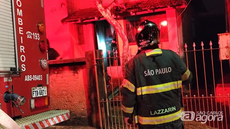 Incêndio atinge casa abandonada na Vila Nery - Crédito: Maycon Maximino