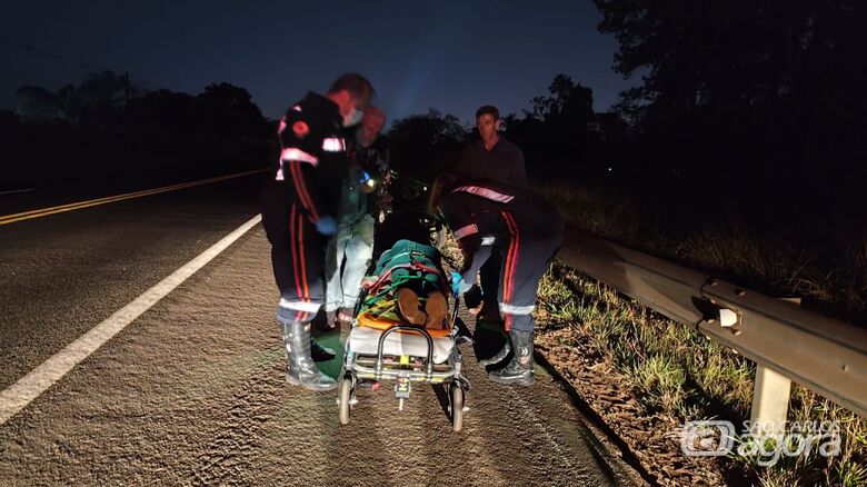 Queda de moto na SP-215 deixa passageira ferida - Crédito: Maycon Maximino