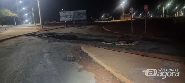 Adutora se rompe e interdita trânsito na avenida José Pereira Lopes em São Carlos - Crédito: Lourival Izaque