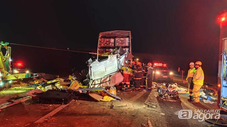 Caminhão ficou destruído após colisão - Crédito: Maycon Maximino