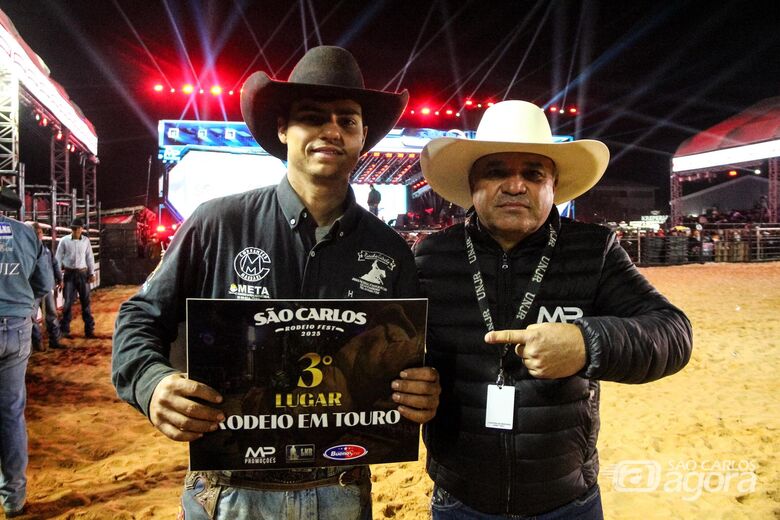 Lucas ao lado do diretor do rodeio Ubirajara Teixeira - Crédito: Lourival Izaque