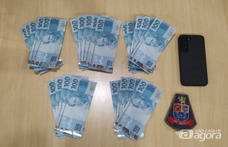 Trio é preso com R$ 2,3 mil em notas falsas após perseguição policial em São Carlos - 