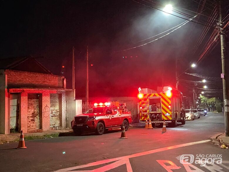 Moradores de rua ateiam fogo em imóvel abandonado na Vila Brasília  - Crédito: Colaboração 