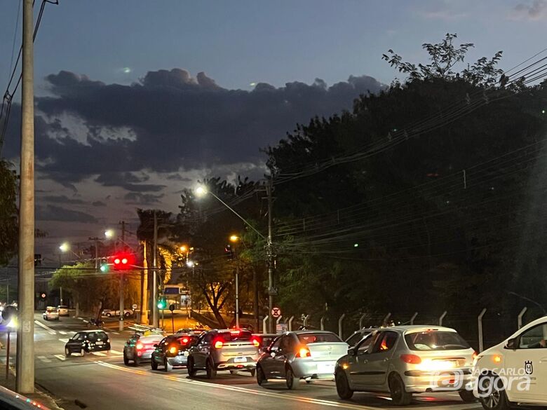 Trânsito congestionamento no cruzamento  - Crédito: Divulgação 