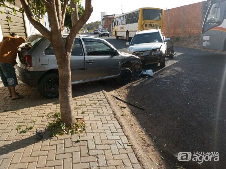 Carros batem de frente em Ibaté - Crédito: Rota das Notícias 