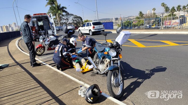 Vítima sendo socorrida - Crédito: Maycon Maximino
