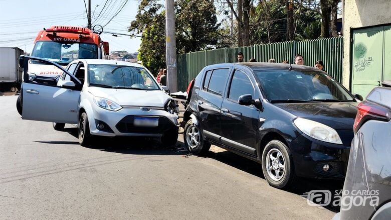 Motorista passa mal ao volante e colide em carro estacionado - Crédito: Maycon Maximino