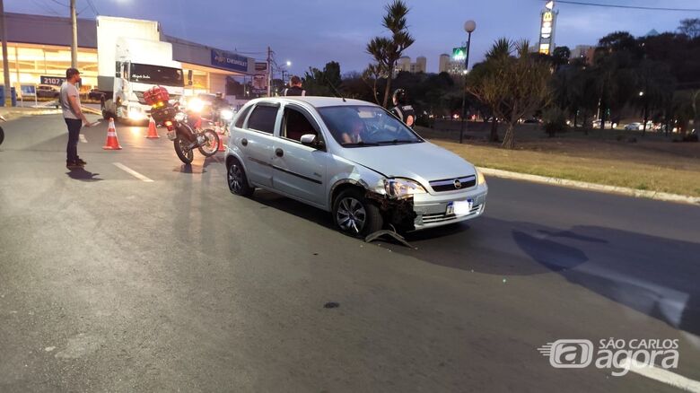 Motorista deixa local após provocar acidente na Vila Prado - Crédito: Maycon Maximino 
