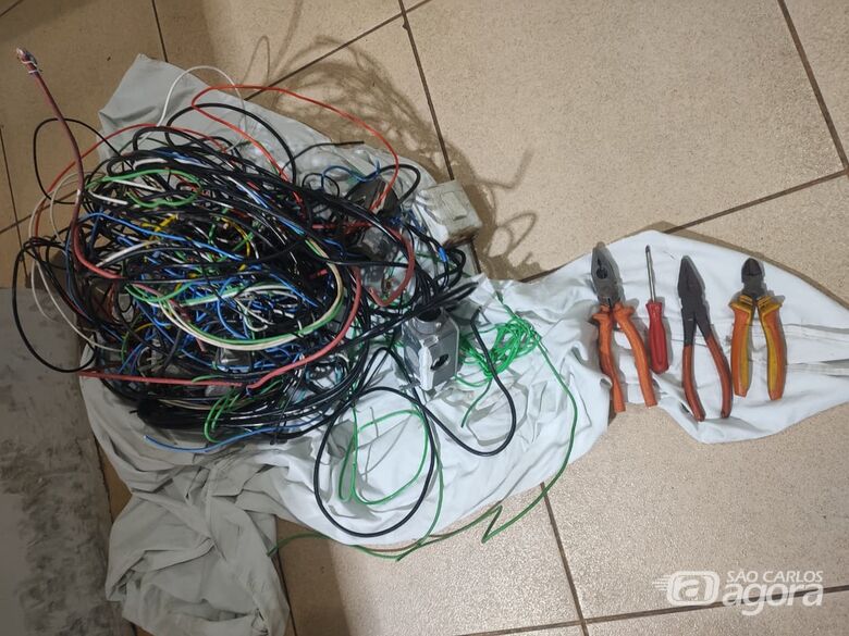 Dupla é flagrada furtando fiação de cobre na Vila Isabel  - Crédito: Maycon Maximino