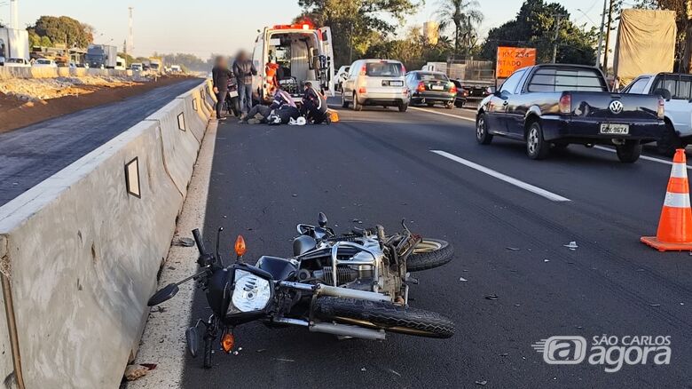 Grave colisão traseira na Washington Luís deixa motociclista com fratura exposta - Crédito: Maycon Maximino