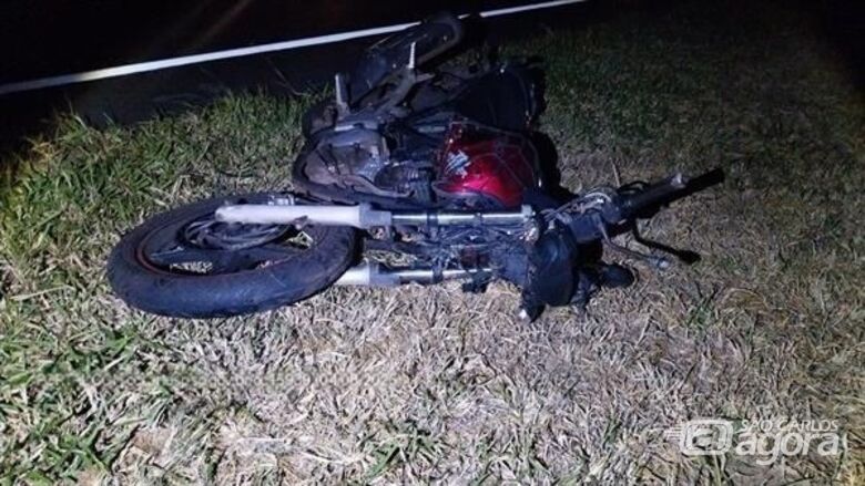 Motociclista morre após colidir contra caminhão e ser atropelado na SP-330 - Crédito: Moto envolvida no acidente 