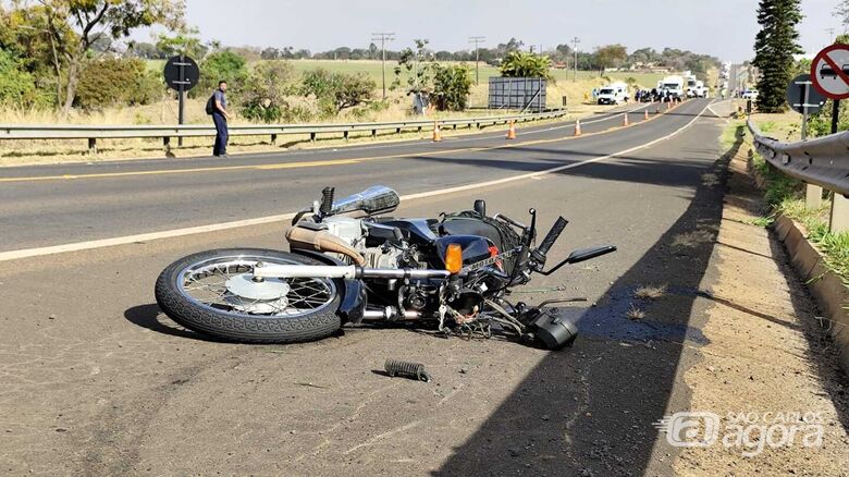 Colisão entre moto e caminhão deixa um morto na SP-318 - Crédito: Maycon Maximino