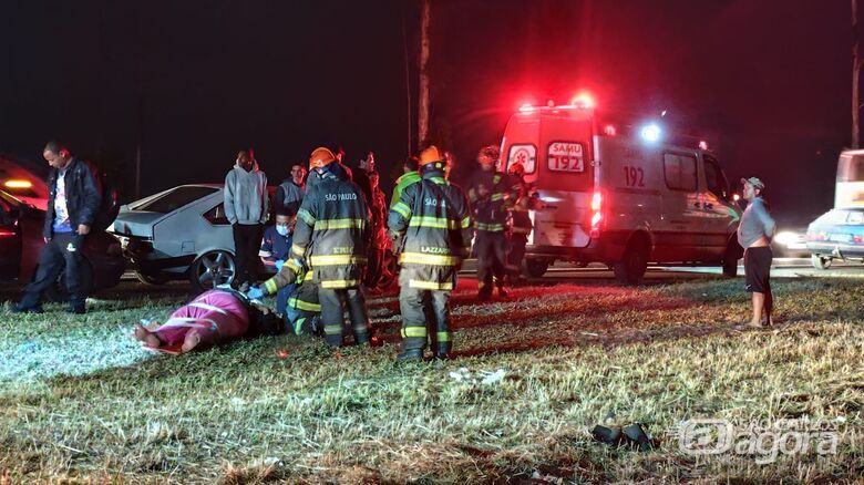 Engavetamento envolvendo quatro veículos deixa uma pessoa ferida na SP-215 - Crédito: Maycon Maximino
