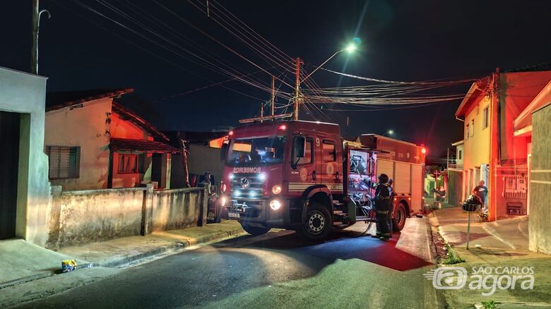 Princípio de incêndio mobiliza Corpo de Bombeiros no bairro Vila Nery - Crédito: Maycon Maximino 