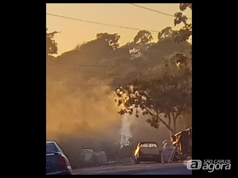 Fumaça de queimada incomoda moradores do Jardim Munique -