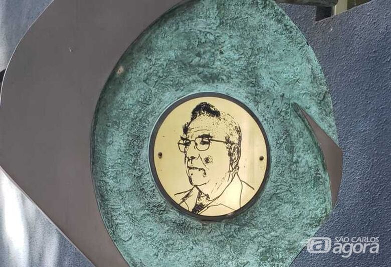 O professor foi homenageado ainda em vida, em 2000, quando a empresa inaugurou um busto em sua memória  - Crédito: divulgação