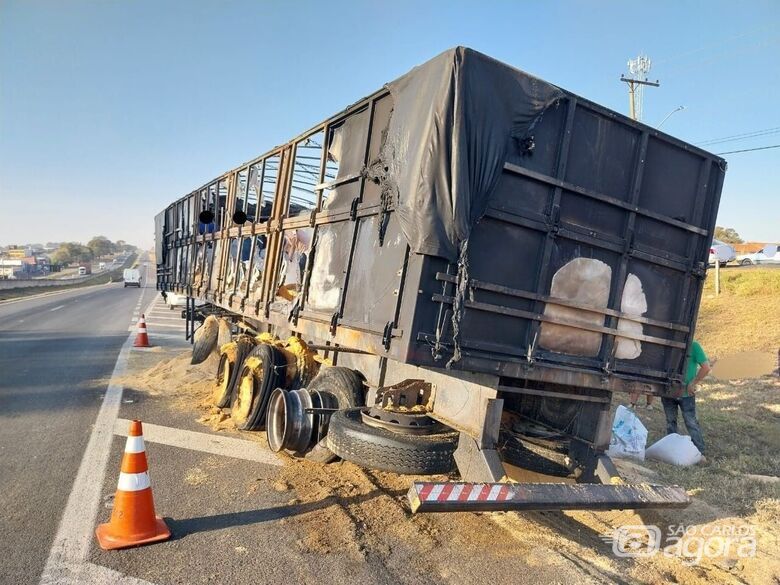 Carreta carregada com farelo de soja pega fogo na SP-330 - Crédito: CCI Artesp