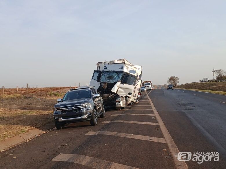 Colisão entre três carretas deixa motorista morto na SP-330 - Crédito: CCI Artesp
