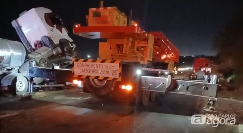 Motorista morre após ter carro prensado por carretas na Washington Luís  - Crédito: CCI Artesp