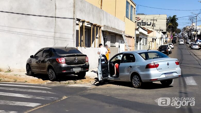 Colisão entre veículos causa danos materiais na região central de São Carlos - Crédito: Maycon Maximino