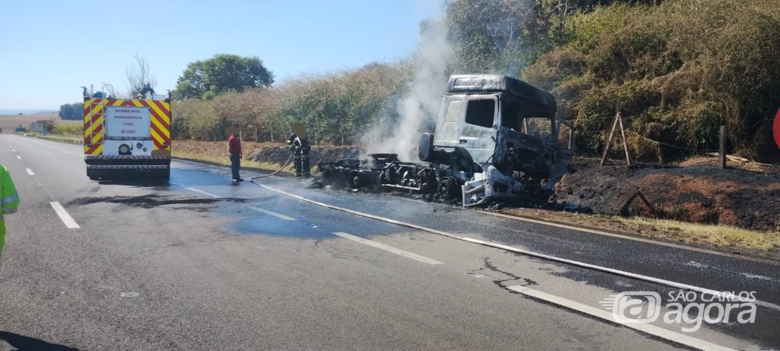 Cavalo mecânico é destruído por incêndio na SP-225 - Crédito: CCI Artesp