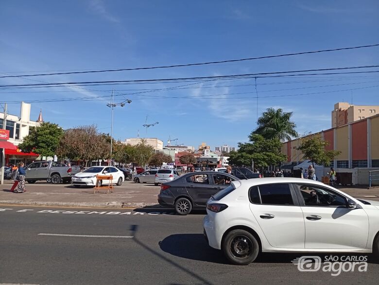 Centro de São Carlos: o crescimento do número de veículos acaba resultando na ampliação da arrecadação com o IPVA - Crédito: SCA