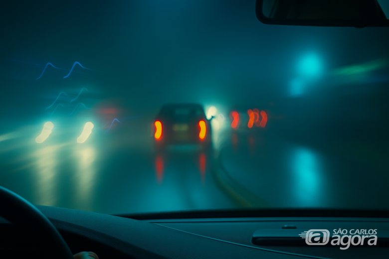 Dirigindo com a visão turva - Crédito: IA