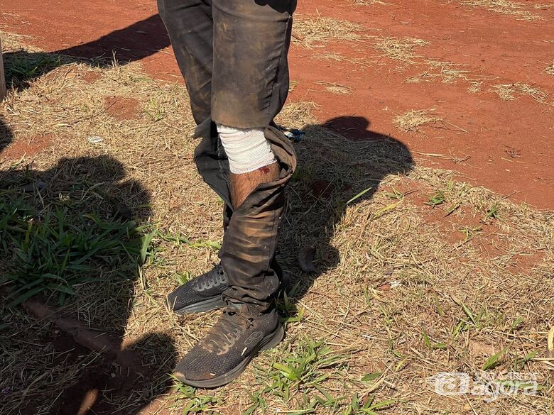 Casal fica ferido após queda de moto em rotatória no Bela Vista  - Crédito: Lourival Izaque