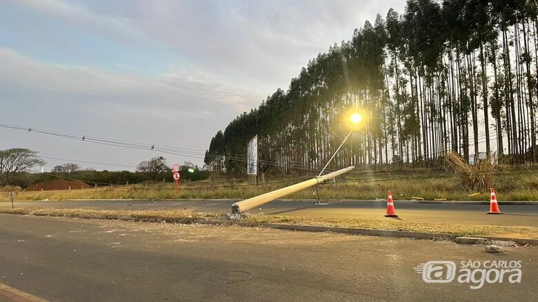 Carro colide contra poste e motorista fica ferido em São Carlos - Crédito: Lourival Izaque