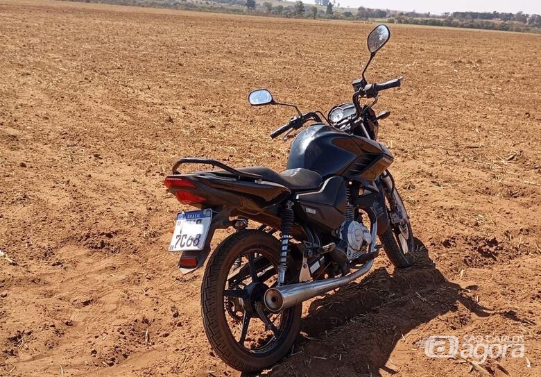 Moto de homem desaparecido é localizada em área de canavial em São Carlos - Crédito: Maycon Maximino 