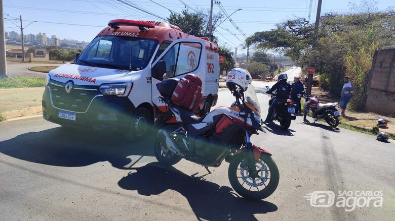 Colisão entre carro e moto deixa mulher ferida no Jardim Botafogo - Crédito: Maycon Maximino