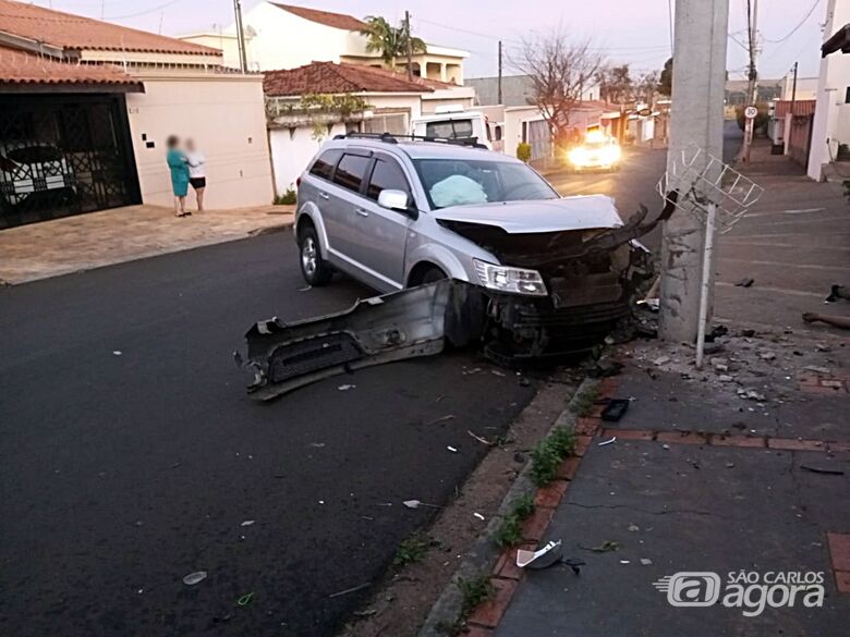 Carro colide contra poste no Jardim das Torres em São Carlos - Crédito: Lourival Izaque