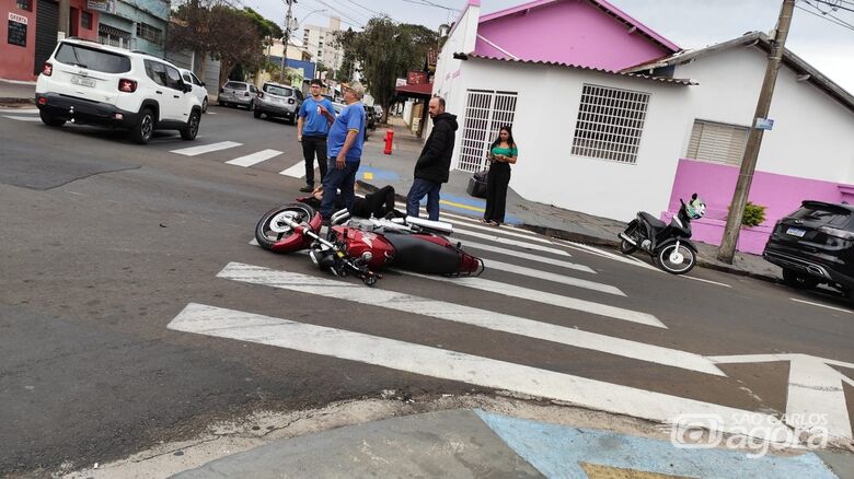 Motoboy de 28 anos cai após frear bruscamente para evitar colisão com carro que avançou o pare - Crédito: Maycon Maximino 
