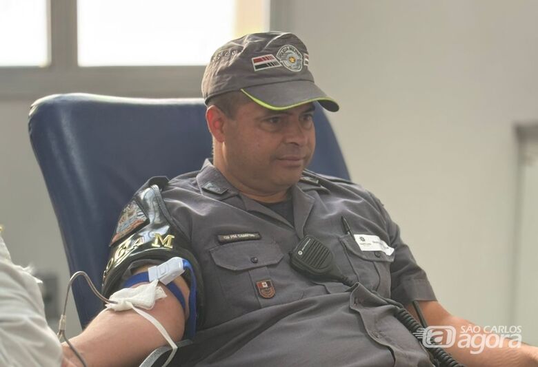 Policial doando sangue na Santa Casa - Crédito: Abner Amiel