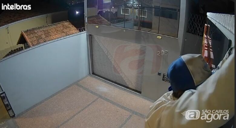 Câmera de segurança flagra furto em residência na Vila Prado - 