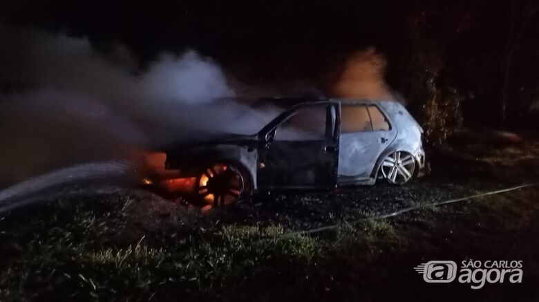 Carro é destruído por incêndio na SP-215 na madrugada deste domingo - Crédito: Colaborador 