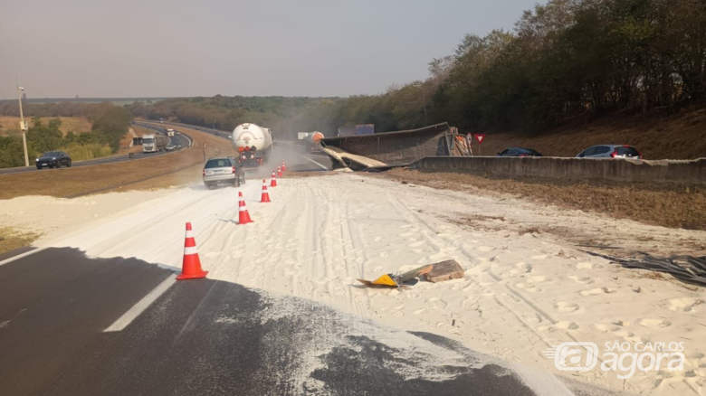 Carreta tomba e derrama carga de açúcar na SP-310 em Itirapina
 - Crédito: CCI Artesp