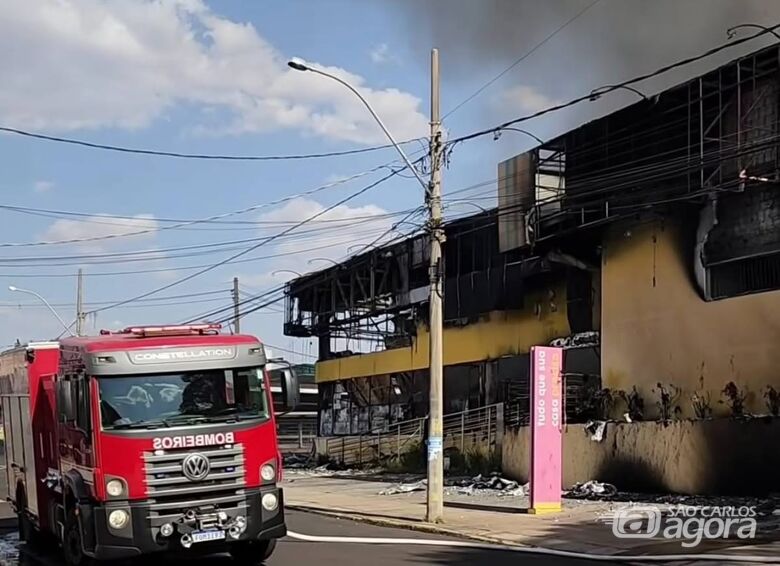 Região: incêndio de grandes proporções atinge loja Maravilhas do Lar  - Crédito: Redes sociais 
