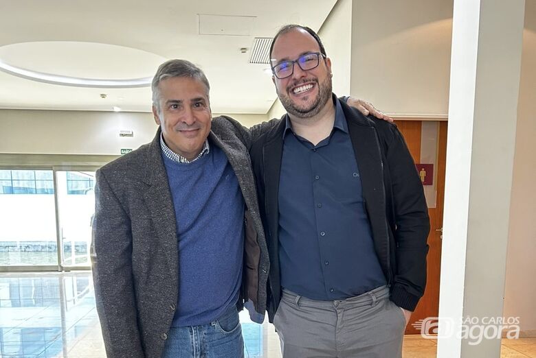 Robson Bonídia e o professor André de Carvalho, orientador da tese, durante cerimônia de reconhecimento do 14&ordm; Prêmio Tese Destaque USP, em junho de 2025 (Crédito da  - 