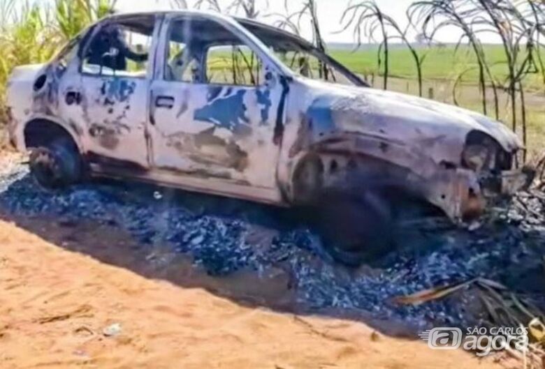 carro foi encontrado destruído - Crédito: Fala Cidade