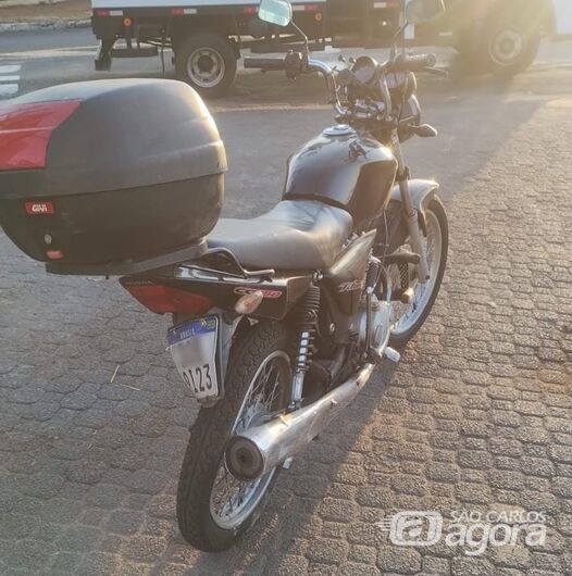 Caminhão bitrem passa sobre motocicleta em rotatória da Getúlio Vargas - Crédito: Maycon Maximino