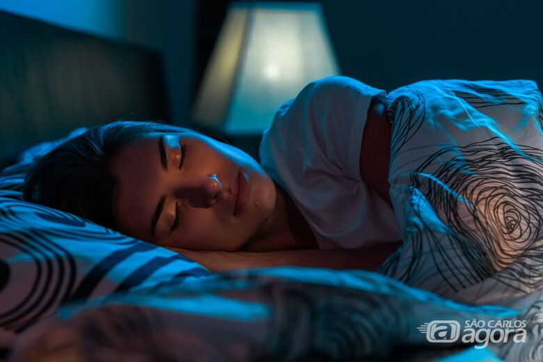 Mulher dormindo - Crédito: Freepik