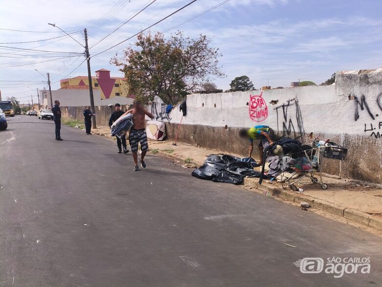 GM realiza operação para retirada de inservíveis utilizados por moradores de rua em São Carlos - Crédito: divulgação