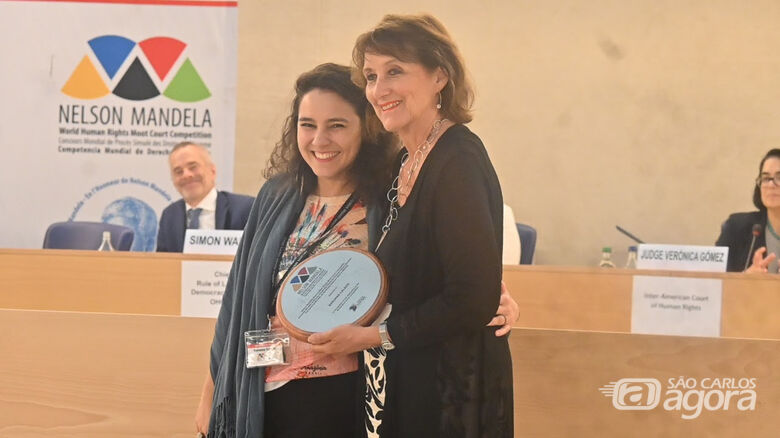 Pesquisadora da UFSCar durante premiação em Genebra, na Suíça (Foto: Acervo pessoal)  A doutoranda Baruana Calado dos Santos, do Programa de - 