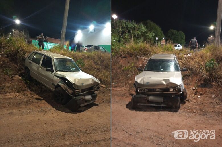 Após colisão, Uno cai em barranco no Jardim Zavaglia - Crédito: Lourival Izaque