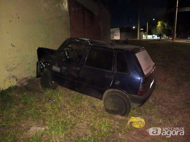 Uno invade terreno e colide contra residência no Astolpho  - Crédito: Maycon Maximino