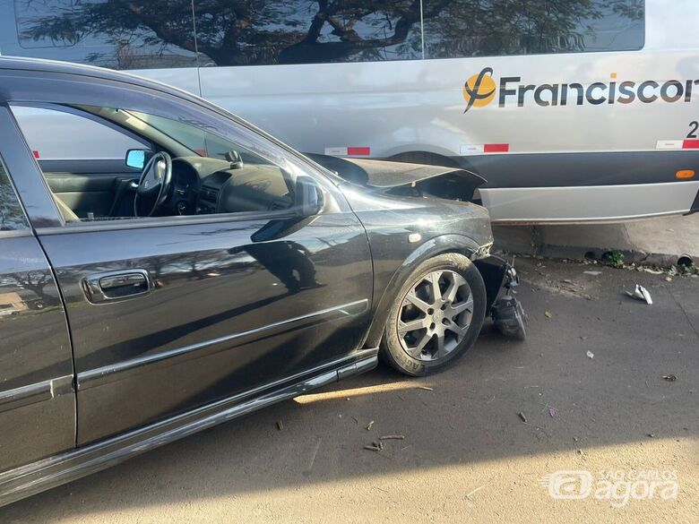 Mulher fica ferida após bater carro em van estacionada na Vila Prado - Crédito: Foto: Lourival Izaque/São Carlos Agora