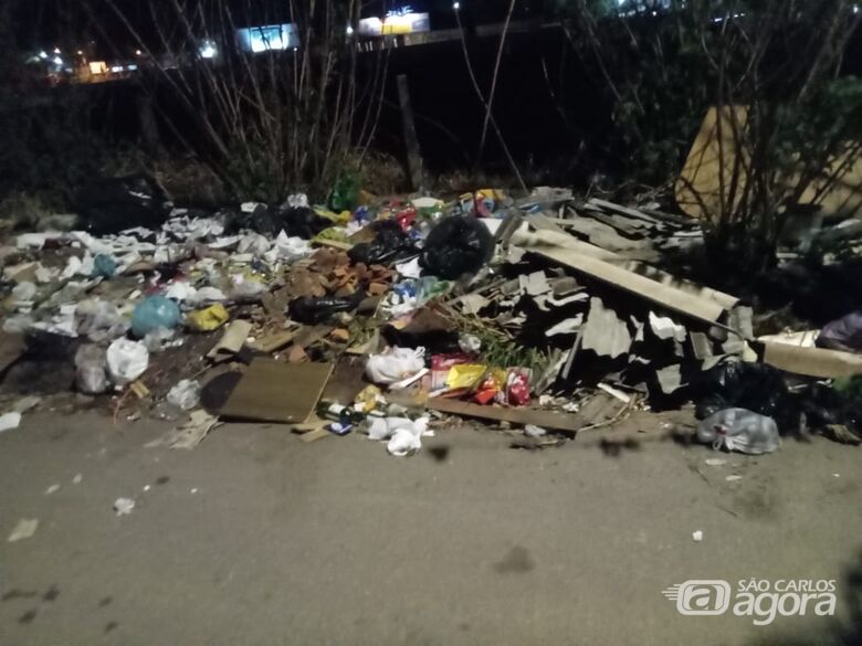 Terreno com descarte irregular de lixo causa transtornos na Vila Brasília - 