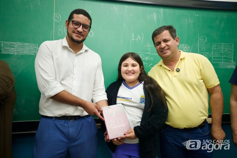 Estudantes da rede municipal recebem kits literários em parceria com o SESI - 
